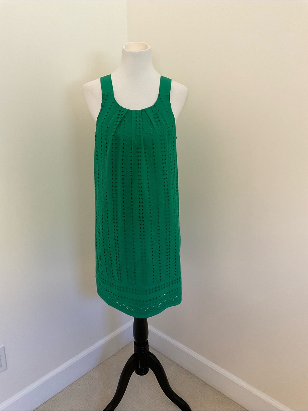 Isabel & Nina Kelly Green Eyelet Sleeveless Shift Dress